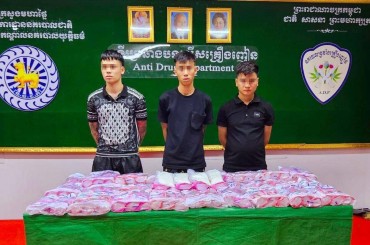 បង្ក្រាបករណីបញ្ជូនគ្រឿងញៀនតាមកញ្ចប់បញ្ញើពីកម្ពុជាទៅវៀតណាម ឃាត់ខ្លួនជនសង្ស័យ ៣នាក់ ថ្នាំញៀនជិត ១គីឡូក្រាម និងសារធាតុមិនច្បាស់ជាង ៦០គីឡូក្រាម