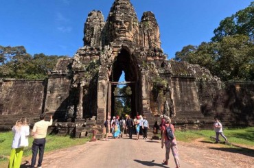 ខ្លោងទ្វារខាងត្បូង ឬខ្លោងទ្វារទន្លេអុំនៃក្រុងអង្គរធំ ជាគោលដៅទេសចរណ៍មួយដ៏​ទាក់ទាញ​សម្រាប់ទេសចរមកទស្សនា ហើយកន្លែងនេះតែងមានភាពមមាញឹកខ្លាំងនៅពេលព្រឹក