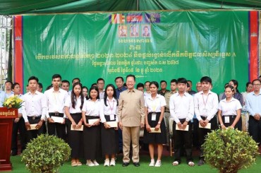 លោករដ្ឋមន្ត្រីក្រសួងបរិស្ថានផ្តល់ធុងសំ រាមតាមសាលារៀនជំរុញបន្ថែមការចូល រួមកាត់បន្ថយការប្រើប្រាស់ប្លាស្ទិកនៅកម្ពុជា