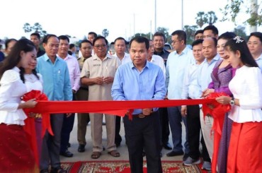 អភិបាលខេត្តកណ្ដាល អញ្ជើញជាអធិបតី ពិធីសម្ពោធដាក់ឱ្យប្រើប្រាស់ជាផ្លូវការផ្លូវបេតុងអាមេ ២ខ្សែ ប្រវែង ១,៧៨០ម៉ែត្រ នៅស្រុកអង្គស្នួល ខេត្តកណ្ដាល