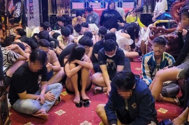នគរបាលក្រុងប៉ោយប៉ែត ចុះបង្ក្រាបទីតាំងខារ៉ាអូខេយីហោ SKY KTV ឃាត់ខ្លួនមនុស្សប្រុសស្រី១០៧នាក់ សង្ស័យប្រើប្រាស់ថ្នាំញៀន