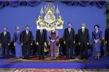 សម្តេចតេជោ ហ៊ុន សែន អញ្ជើញដង្ហែព្រះមហាក្សត្រ និងសម្តេចម៉ែ ក្នុងព្រះរាជពិធី«១០០ព្រះវស្សា នៃព្រះបិតាឯករាជ្យជាតិ»