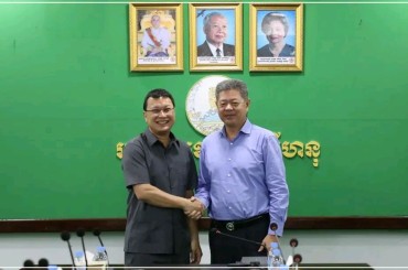 រដ្ឋមន្ត្រីក្រសួងកសិកម្ម រុក្ខាប្រមាញ់ និងនេសាទ បានជួបពិភាក្សាផ្លាស់ប្តូរយោបល់លើការងារអភិវឌ្ឍវិស័យកសិកម្ម ជាមួយលោក គួច ចំរើន អភិបាលនៃគណៈអភិបាល ខេត្តព្រះសីហនុ