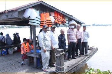 លោកមេភូមិតាខ្មៅ ៣និងក្រុមប្រឹក្សា សង្កាត់តាខ្មៅចុះណែនាំ ដើម្បីអោយម្ចាស់ទូកដរ រៀបចំពោងសុវត្ថិភាព អោយបានចំនួនយ៉ាងតិចជាង ១០ ពោងឡើងទៅ និង បំពាក់សំភារះសុវត្ថិភាពសង្គ្រោះផ្សេងបន្ថែមទៀត